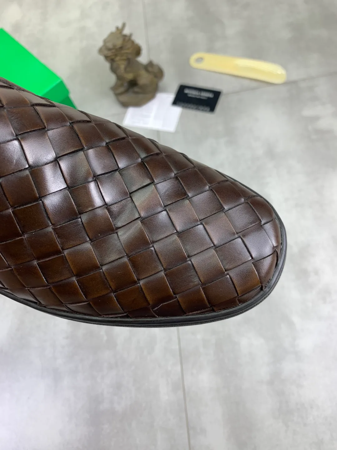 Men's shoes 💰P520 [New model] Water-dyed cow leather 💰High-quality business casual shoes 💎💎💎 BOTTEGA VENETA official website synchronizes the latest top version of BV in the market, accepts material comparison, shoe type comparison, process comparison, practical and textured, versatile and suitable for any occasion, the more you look at it, the more flavorful it becomes. Pure hand-woven craftsmanship - Upper material, hand-woven calfskin imported from Italy 🇮🇹 - High-quality water-dyed cowhide lining - Original private model customized outsole -Size: 39-45 Color: black or brown optional